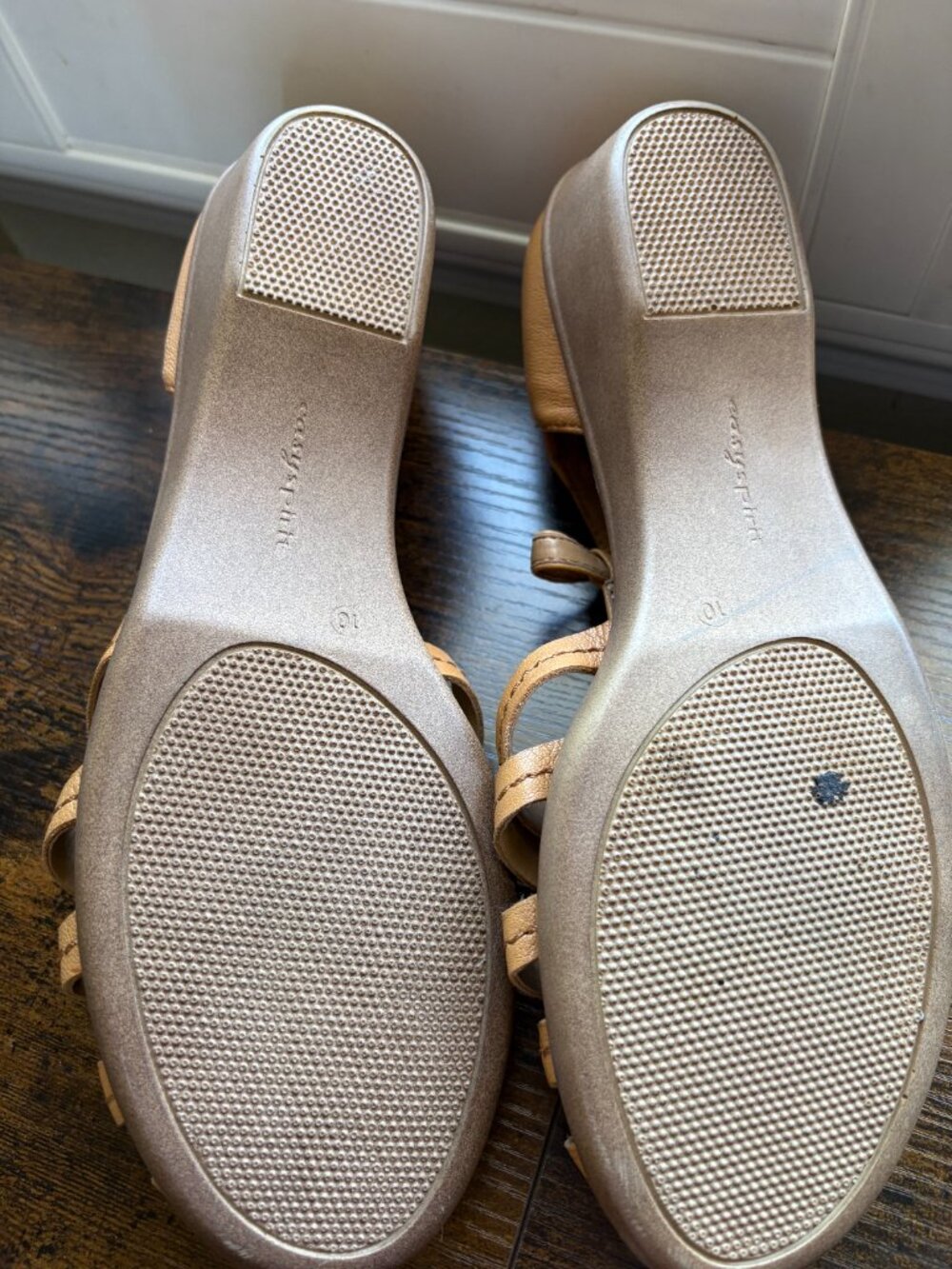 Easy Spirit Tan T-Strap Cap-Toe Sandals (Size 10) - Picture 5 of 6